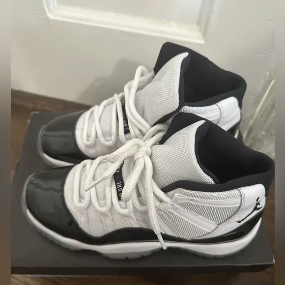 Air Jordan Retro 11 Grade school